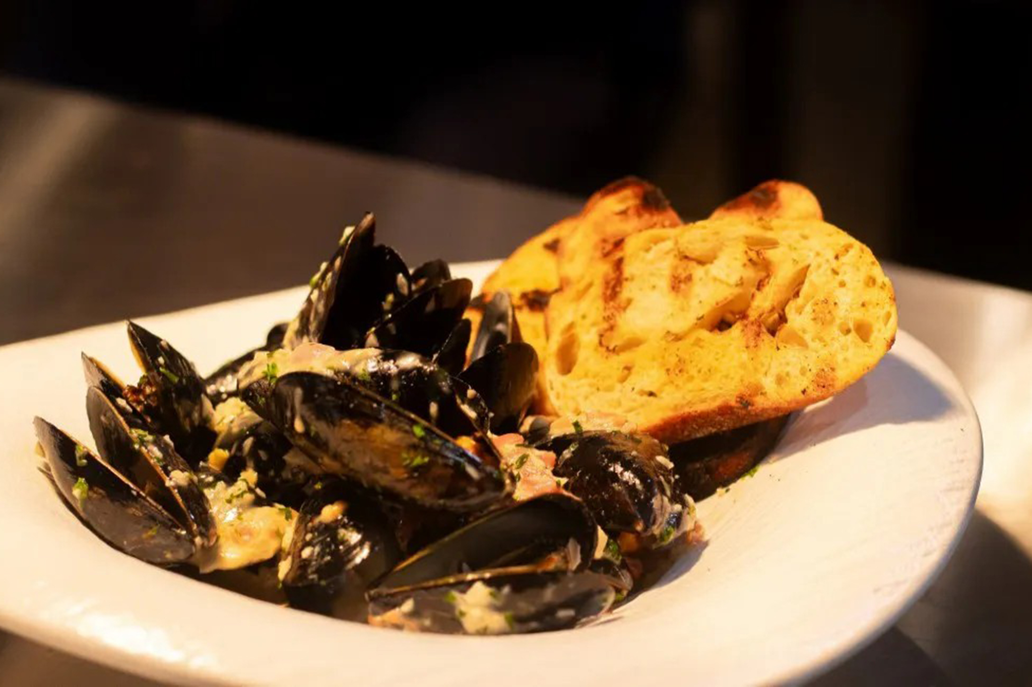 Creamy cooked mussels with toast