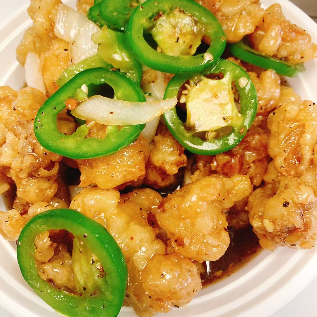 No.1-Chinese-Food-Chinese-Restaurant-Green-Pepper-Chicken-Jackson Crispy fried chicken pieces paired with sliced green peppers at No.1 Chinese Food, a Chinese Restaurant in Jackson.