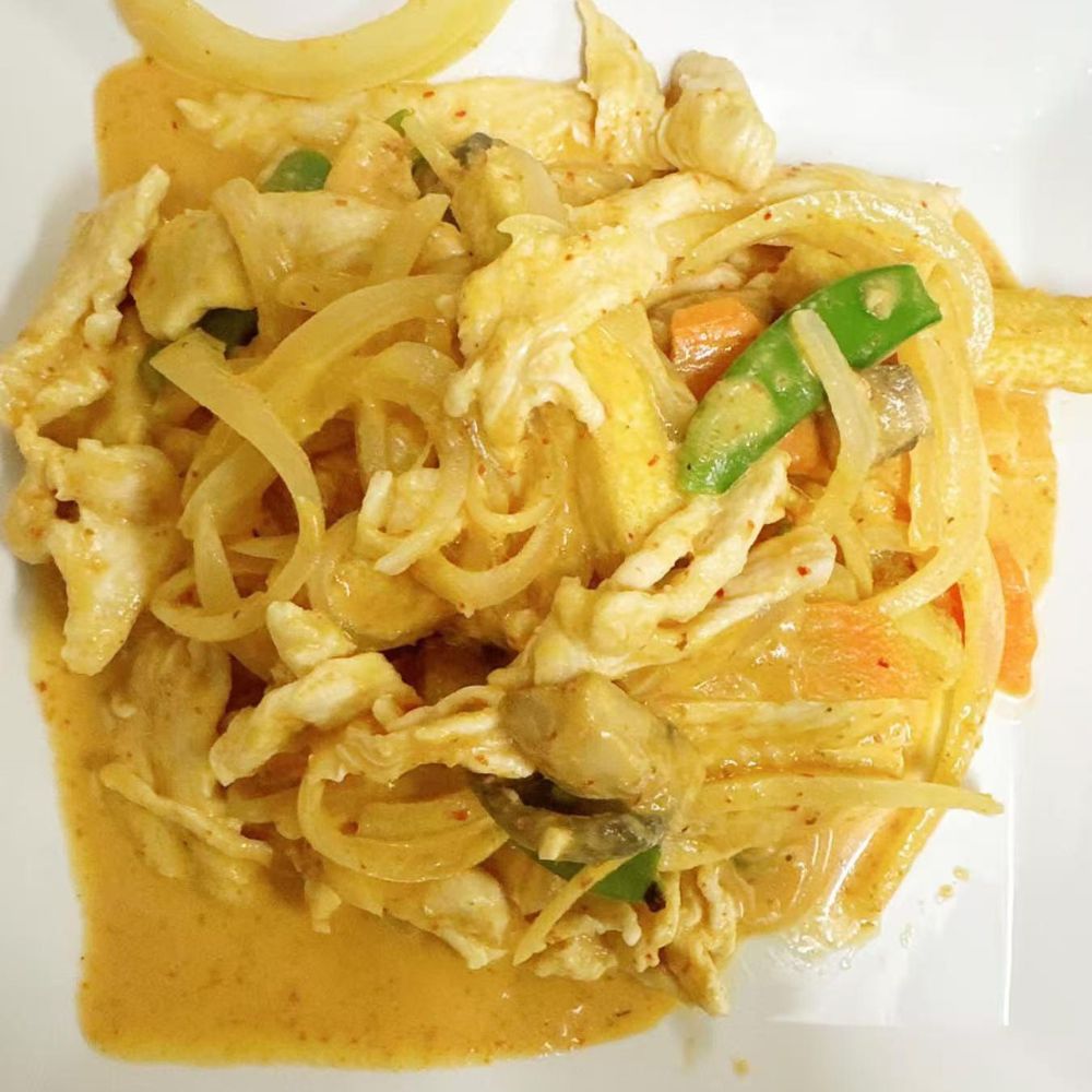 85-Asian-Fusion-Asian-Restaurant-Curry-Chicken-Noodles-Choctaw Curry chicken noodles with veggies in creamy sauce at 85 Asian Fusion, a Asian Restaurant in Choctaw.