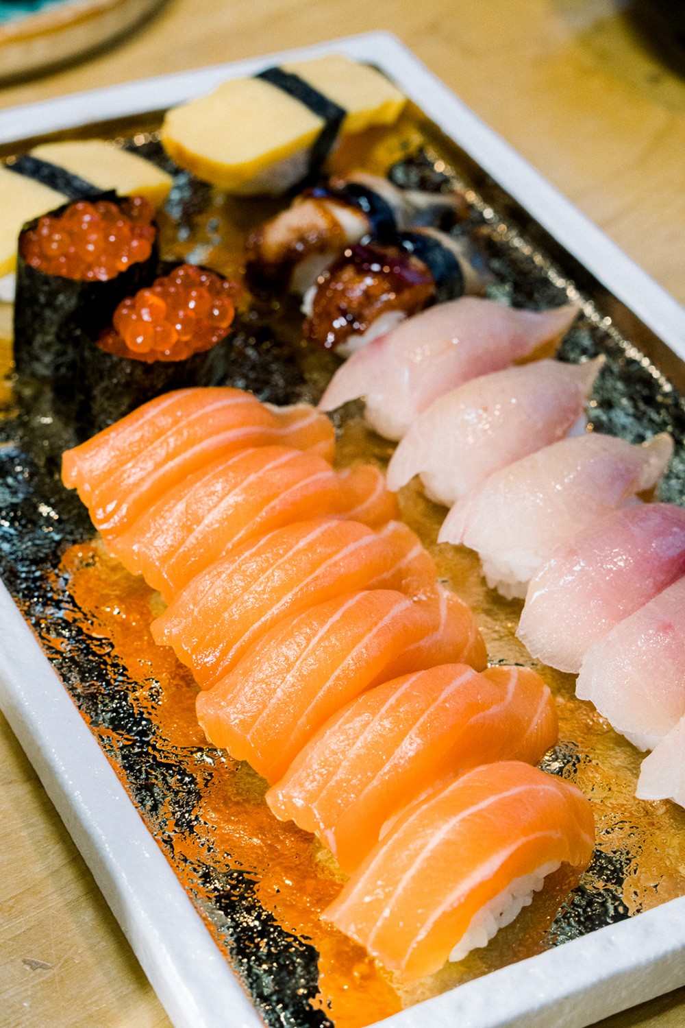 Mixed nigiri sushi with salmon, fish roe and tamagoyaki