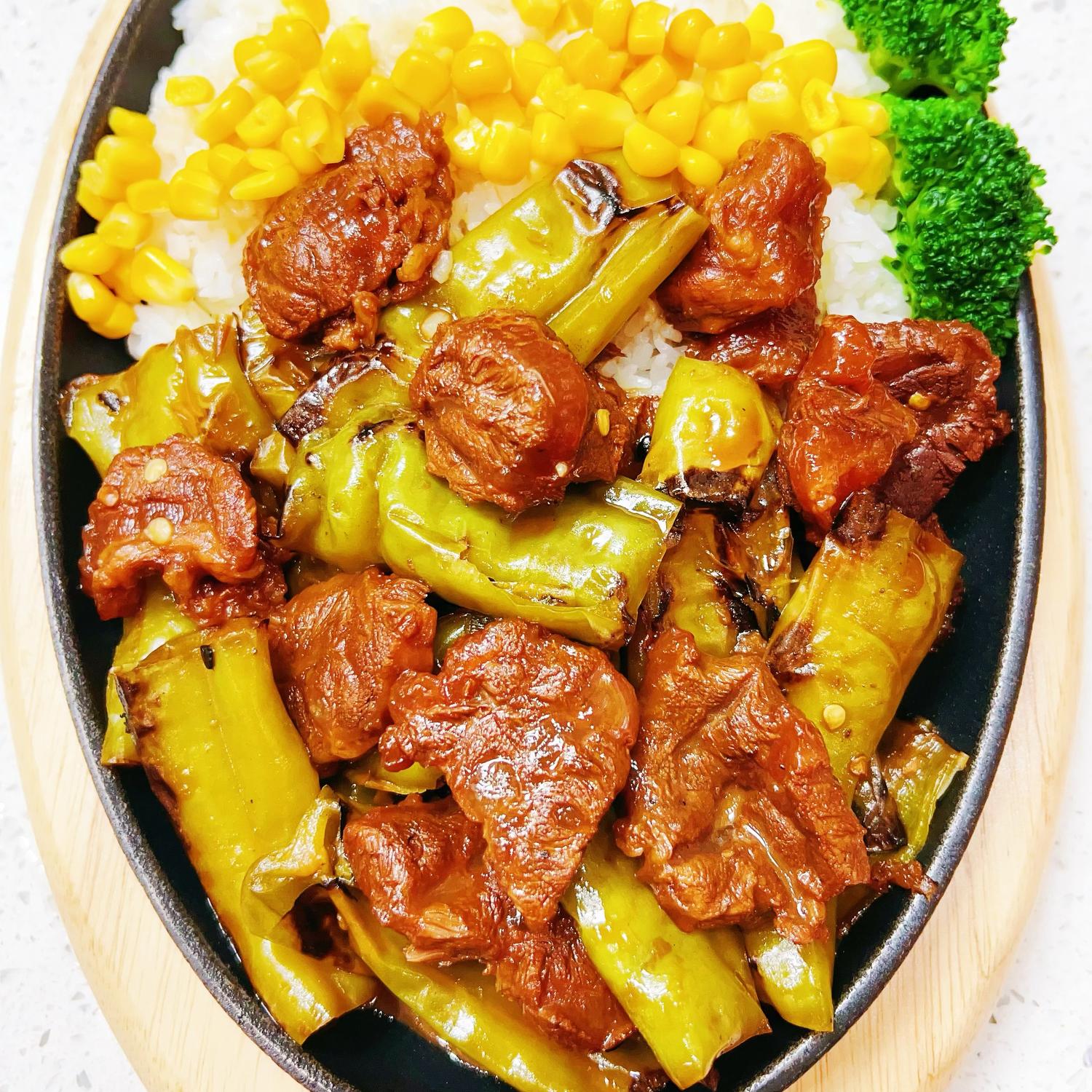 Rice bowl with braised meat and peppers from A⁺砂锅铁板饭, a Chinese restaurant in Flushing