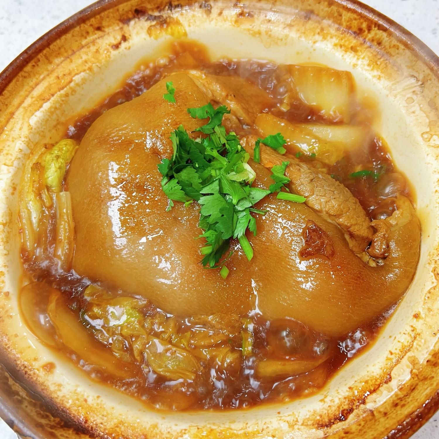 Braised pork belly in clay pot from A⁺砂锅铁板饭, a Chinese restaurant in Flushing