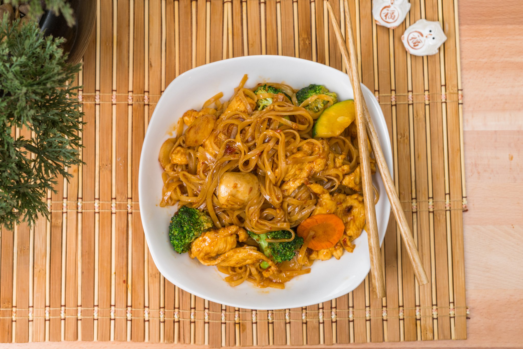 Chicken stir-fried rice noodles with vegetables