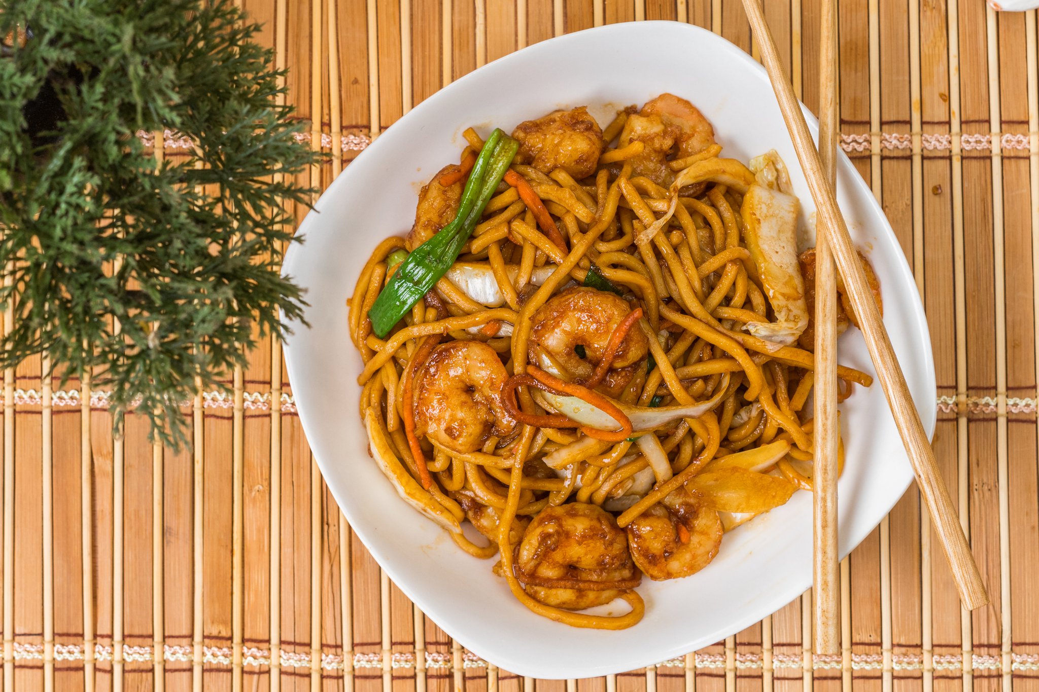Shrimp stir-fried thick noodles with vegetables