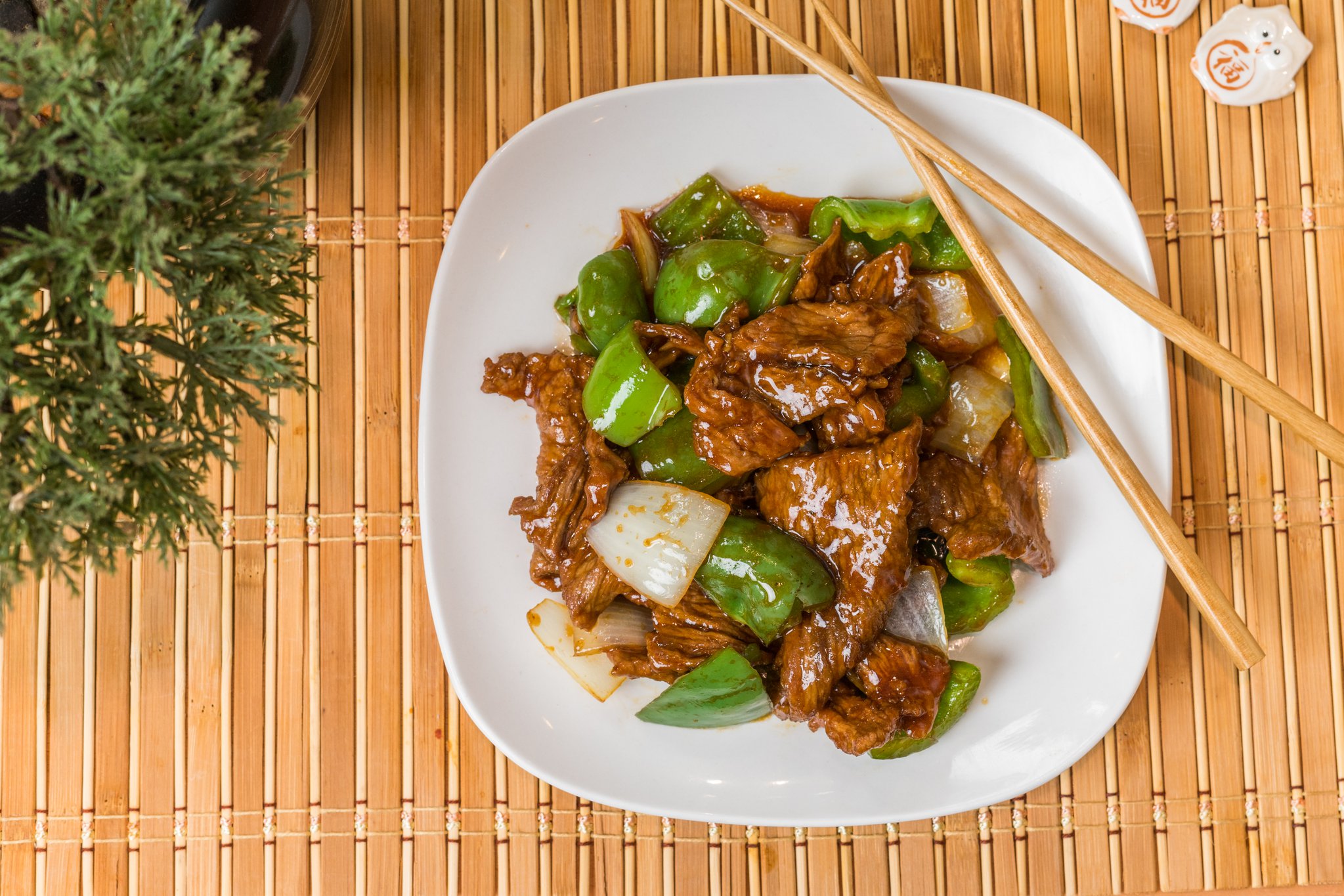 Stir-fried beef with green bell peppers and onions
