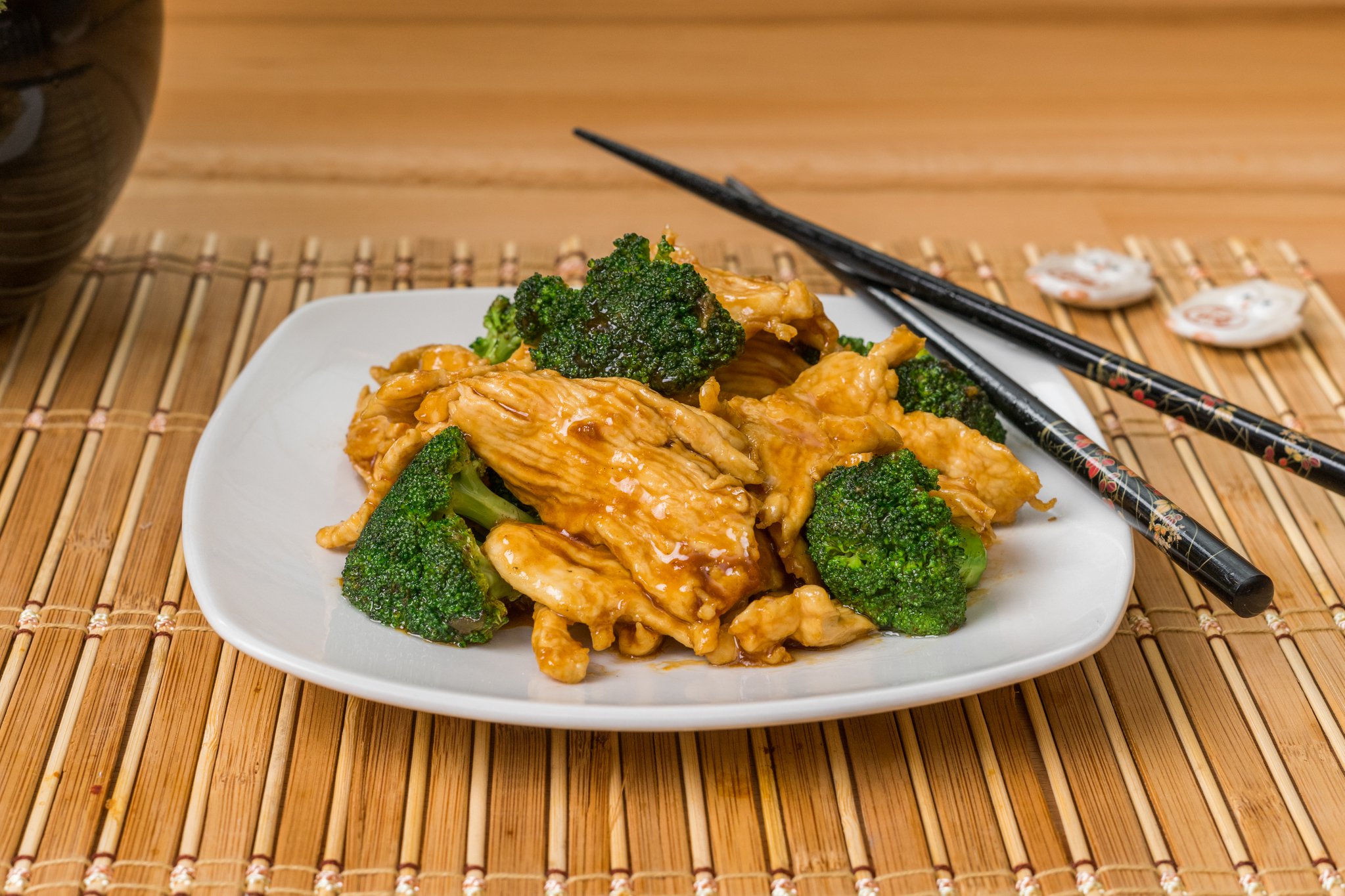 Stir-fried chicken breast with broccoli in brown sauce