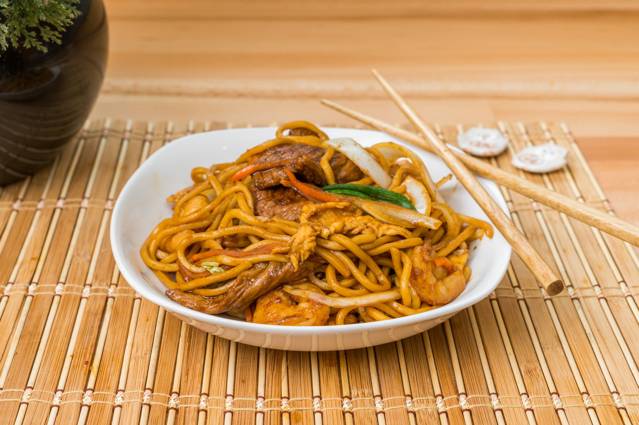 Stir-fried noodles with beef, shrimp and vegetables