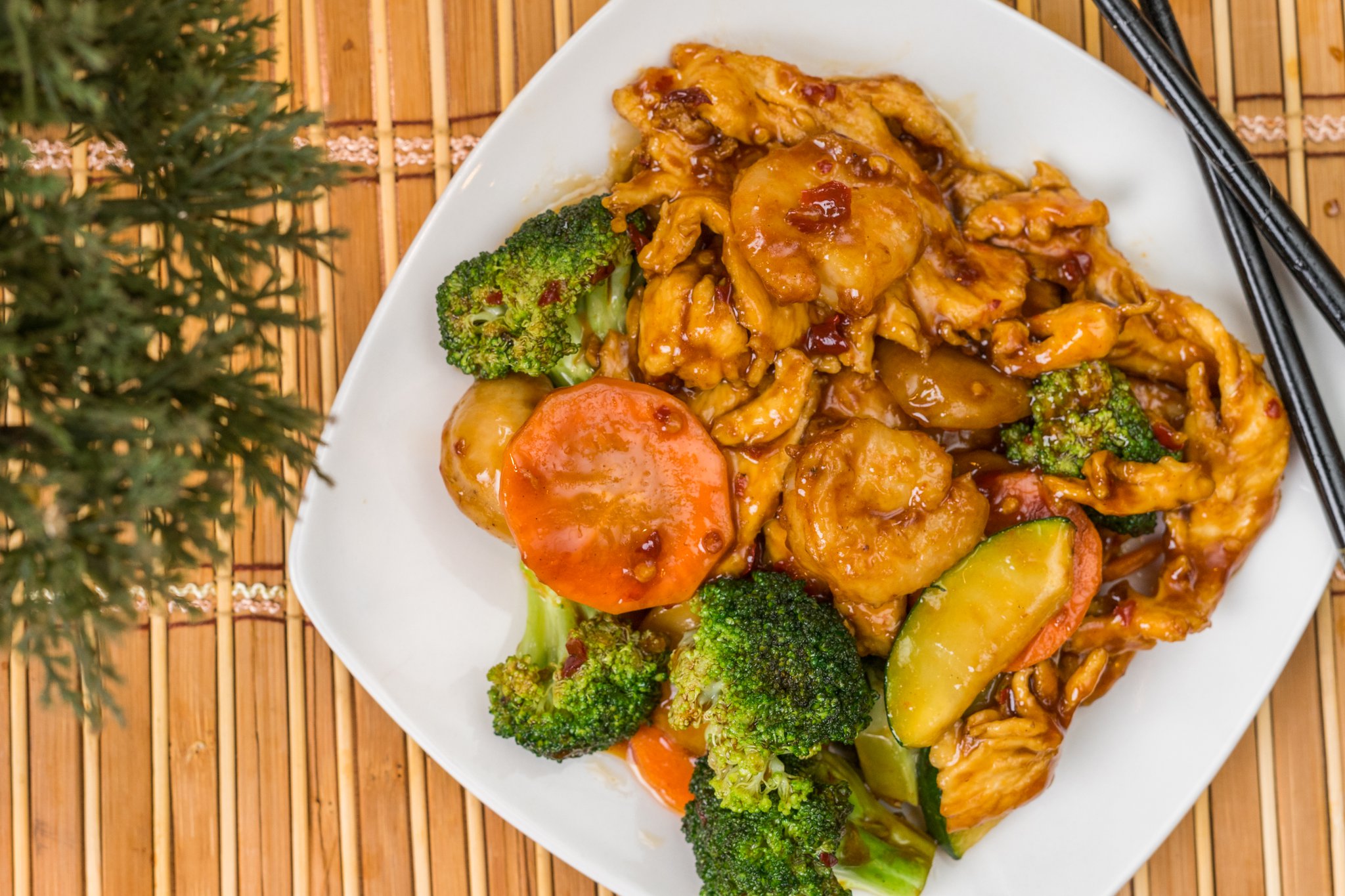 Stir-fried shrimp, chicken and mixed vegetables with spicy sauce