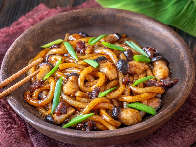 Stir-fried udon noodles with mushrooms and meat