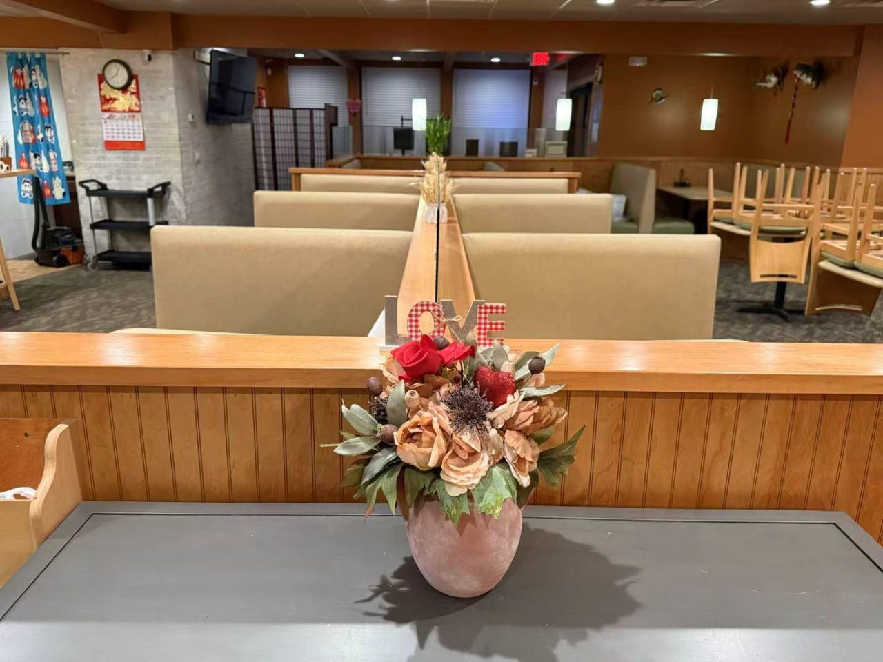 Elegant dining hall with booth seating and floral decor at Bayou Fresh Seafood & Deli a Asian Fusion Restaurant in Jasper