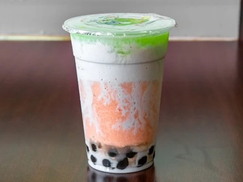 Creamy honeydew milk drink with tapioca pearls at Boba Loca, a Cafe in Valley Glen中文：绵密蜜瓜奶饮搭配黑珍珠与奶盖