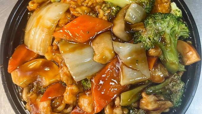 Chicken with mixed vegetables from China Sky, a Chinese restaurant in Loxahatchee