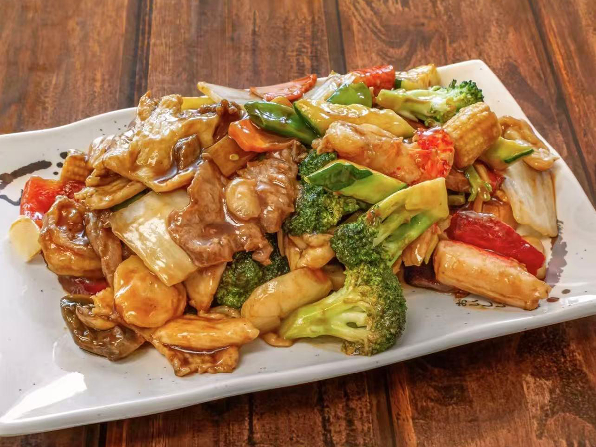 Happy Family at Chow Express，a Chinese Restaurant in Indianapolis