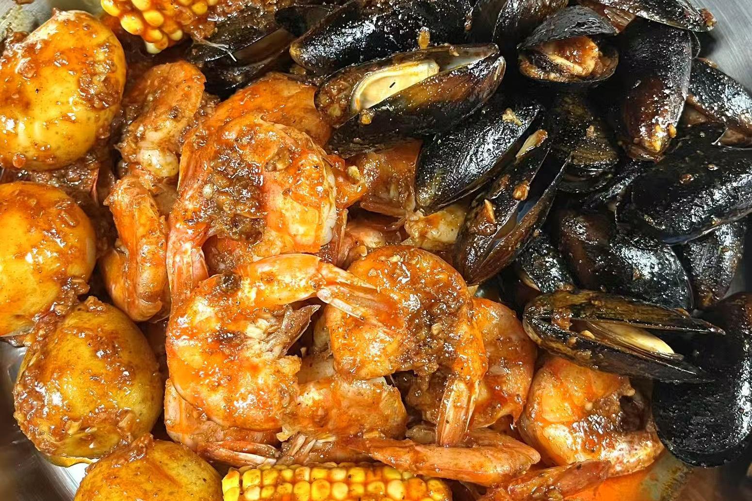 Spicy Seafood Pot Shrimp, mussels, corn, potatoes in spicy sauce at Crabbers, a Seafood restaurant in Sarasota