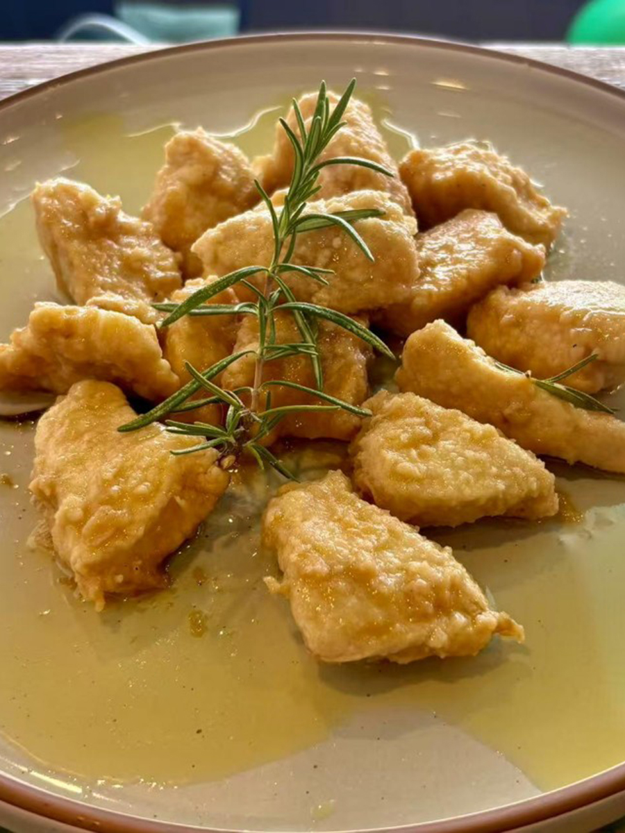 Fried chicken pieces on a plate at DA DAMASO，a Italian Restaurant in Staten Island