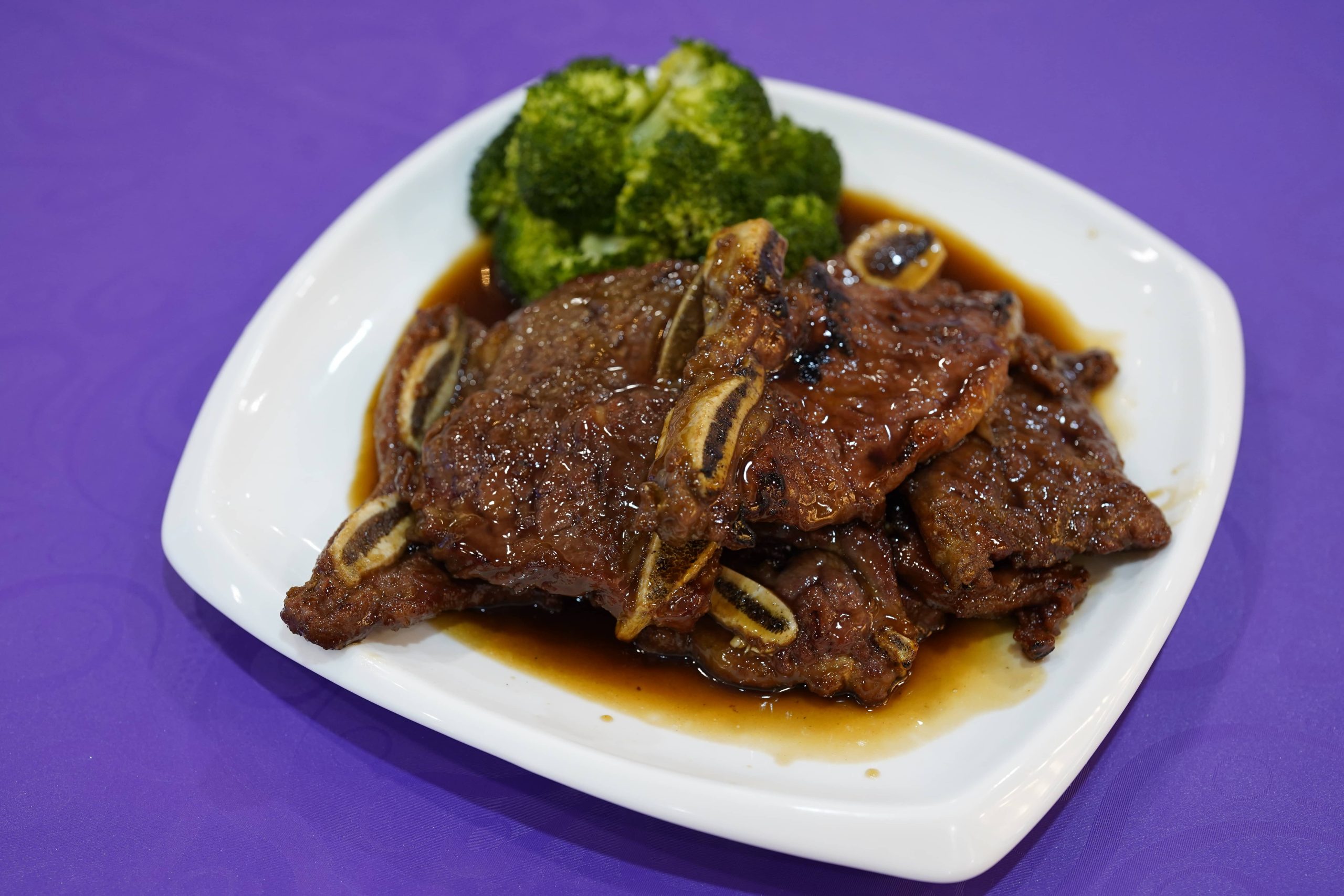 Beef short ribs with broccoli and sauce at Dak Sing Palace, a Chinese Restaurant in Brooklyn