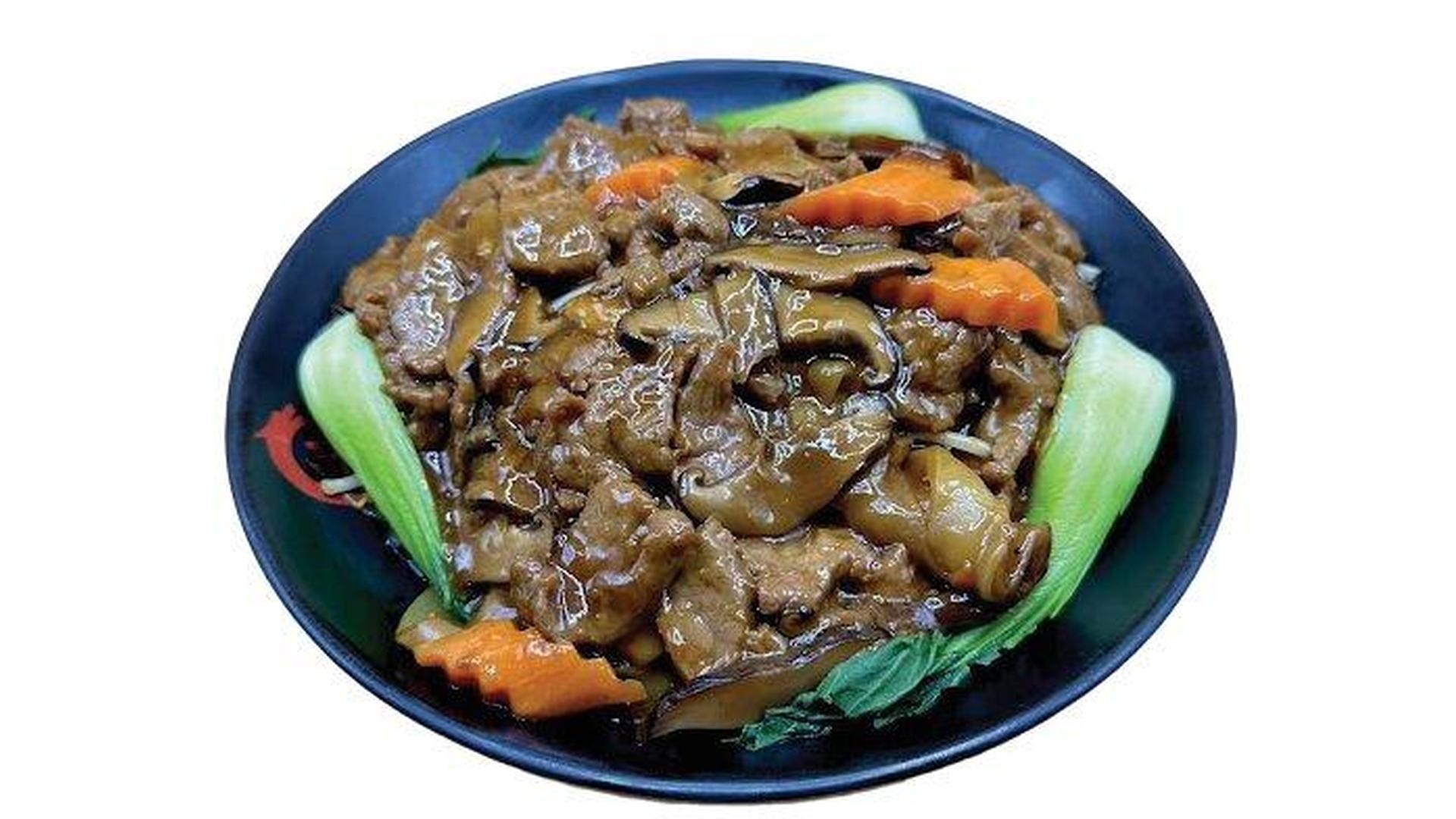 Beef with mushrooms and gravy at E Noodle, a Chinese Restaurant in Brooklyn