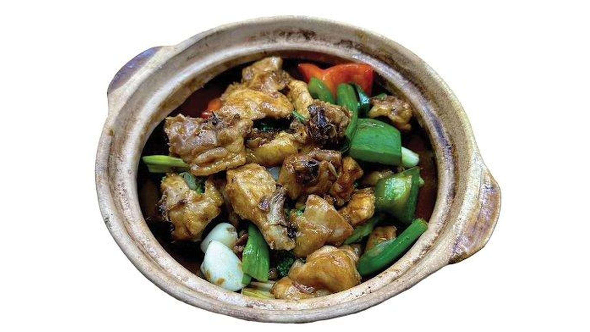 Clay pot chicken casserole with green peppers at E Noodle, a Chinese Restaurant in Brooklyn