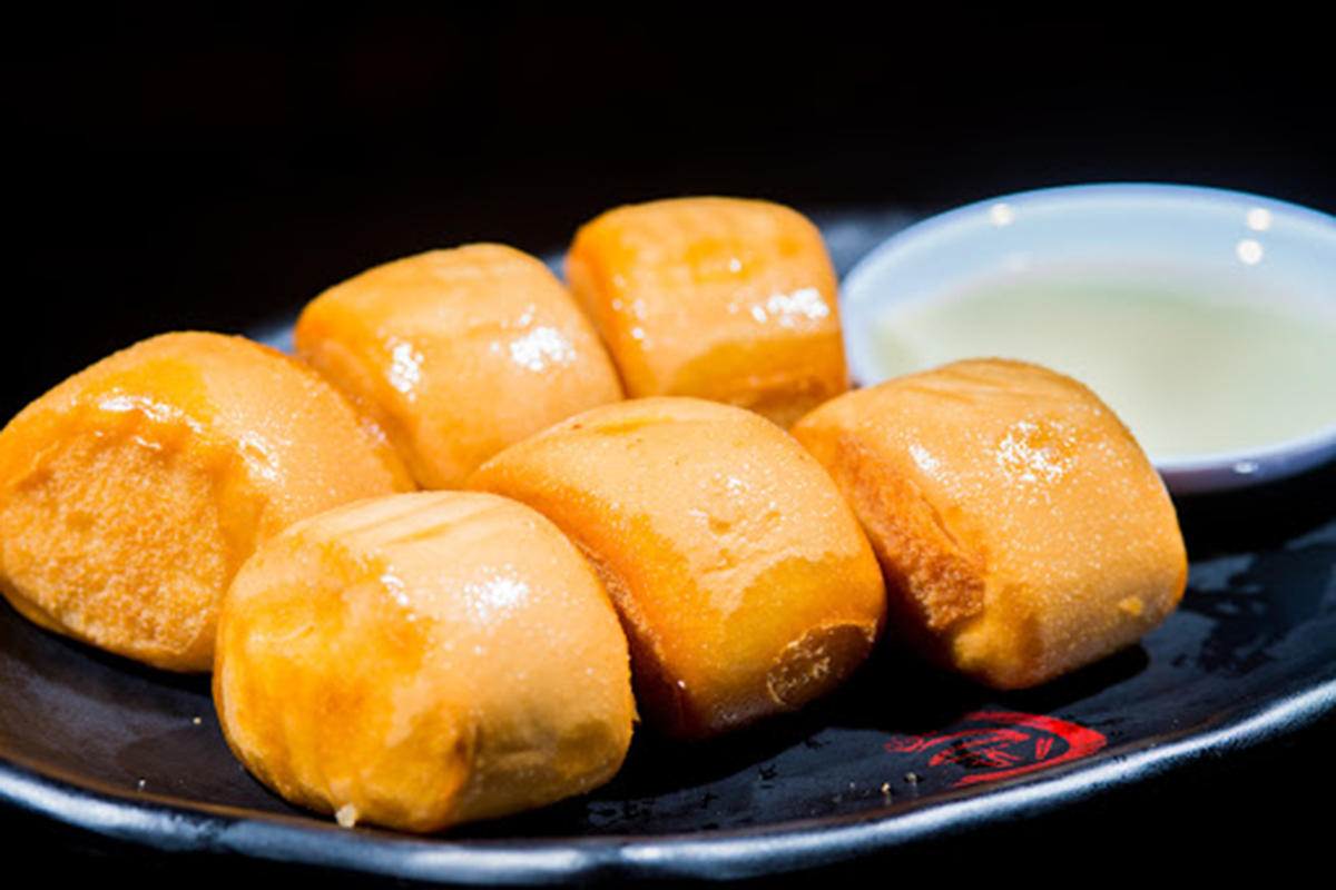 Six golden fried mini buns served with light sweet dipping sauce at E Noodle Chinatown, a Chinese Restaurant in New York