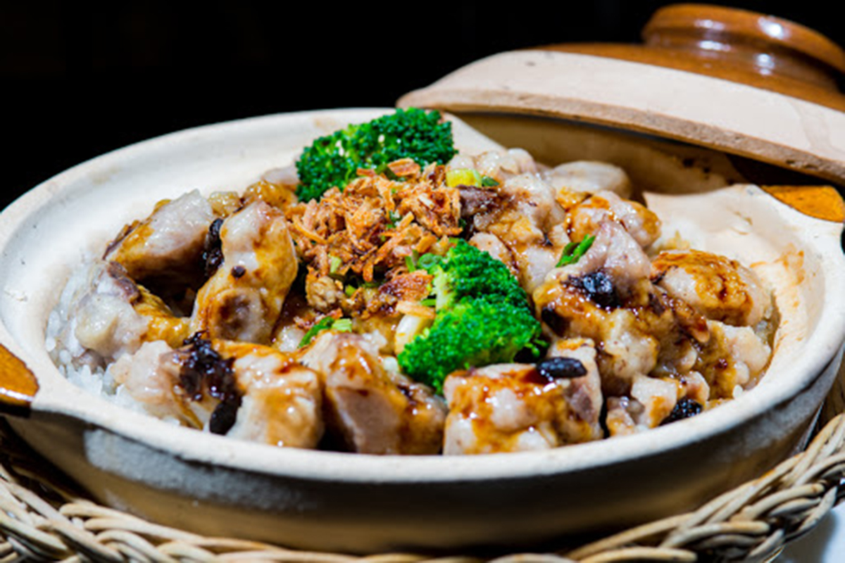 Clay pot rice topped with braised ribs, broccoli and crispy fried shallots at E Noodle Chinatown, a Chinese Restaurant in New York
