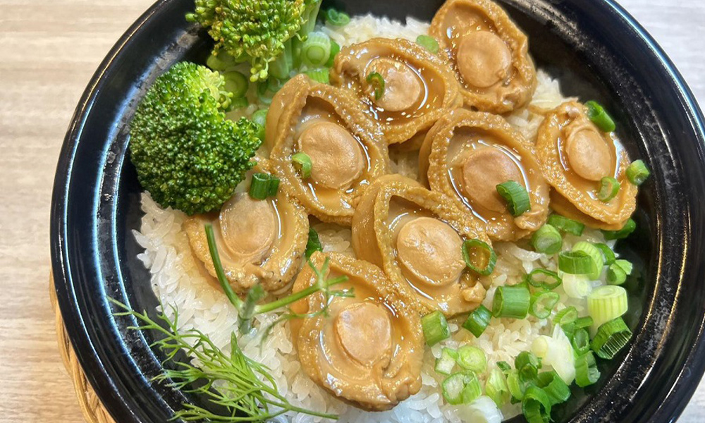 Fennel-Bistro-Clay-Pot-Rice-Chinese-restaurant-House-Abalone-City-of-Industry House Abalone - Rice topped with abalone, broccoli and scallions at Fennel Bistro Clay Pot Rice 茴香煲仔饭,a Chinese restaurant in City of Industry