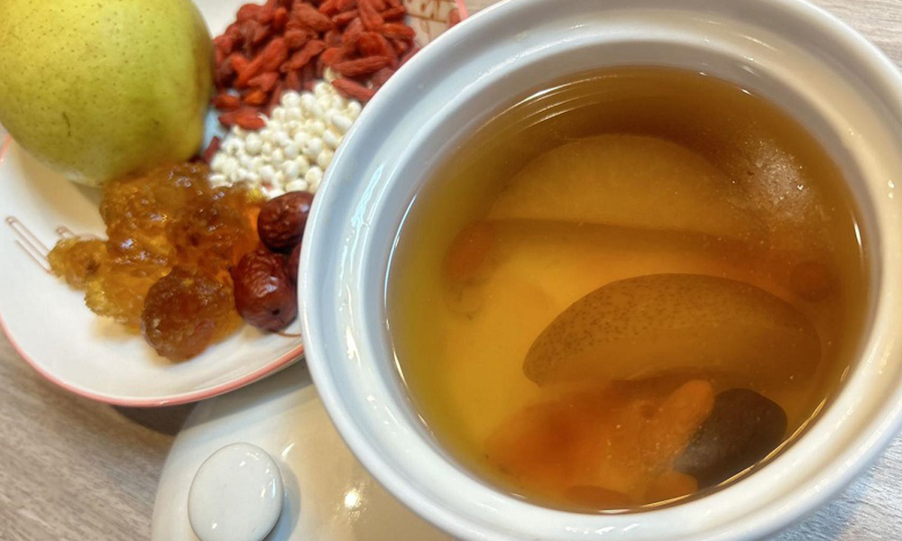Fennel-Bistro-Clay-Pot-Rice-Chinese-restaurant-Stewed-Tremella-w-Pear-City-of-Industry Stewed Tremella w Pear - Soup with tremella, pear and goji berries at Fennel Bistro Clay Pot Rice 茴香煲仔饭,a Chinese restaurant in City of Industry