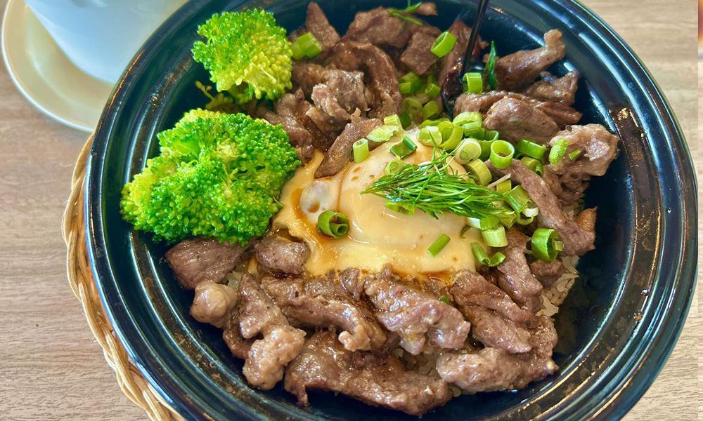 Fennel-Bistro-Clay-Pot-Rice-Chinese-restaurant-Tender-Nest-Beef-City-of-Industry Tender Nest Beef - Rice with tender beef, broccoli and a poached egg at Fennel Bistro Clay Pot Rice 茴香煲仔饭,a Chinese restaurant in City of Industry