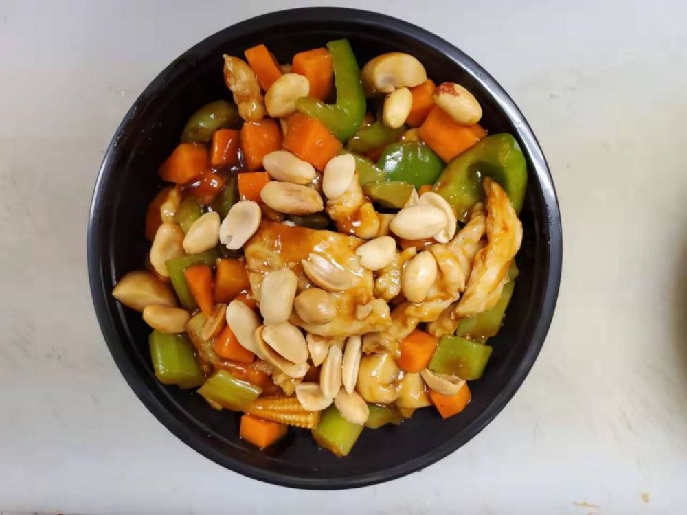 Diced chicken stir-fried with peanuts and vegetables