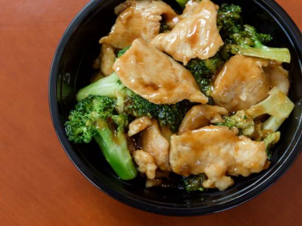 Sliced chicken stir-fried with broccoli in brown sauce