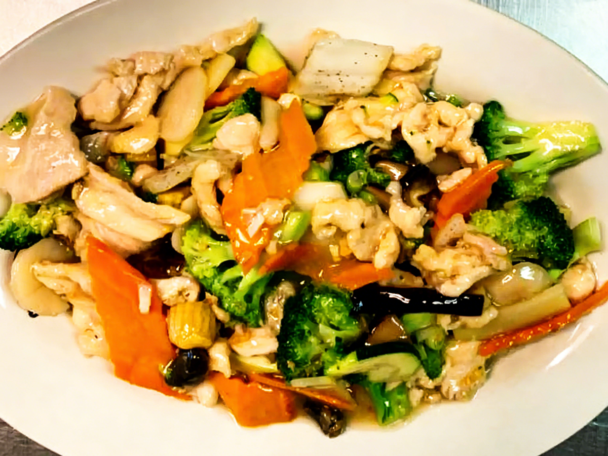 Tender chicken and fresh vegetables stir-fried to perfection at Gourmet House，a Chinese Restaurant in Algonquin