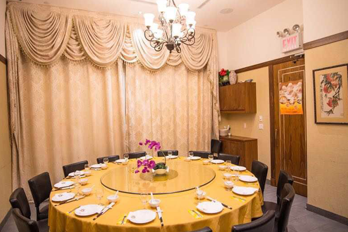 Private round dining room for banquets at Grandma's Dim Sum, a Chinese Restaurant in Flushing