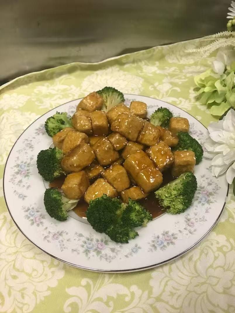 Teriyaki tofu cubes with broccoli at Green Heaven - Chinese Restaurant in Holmes