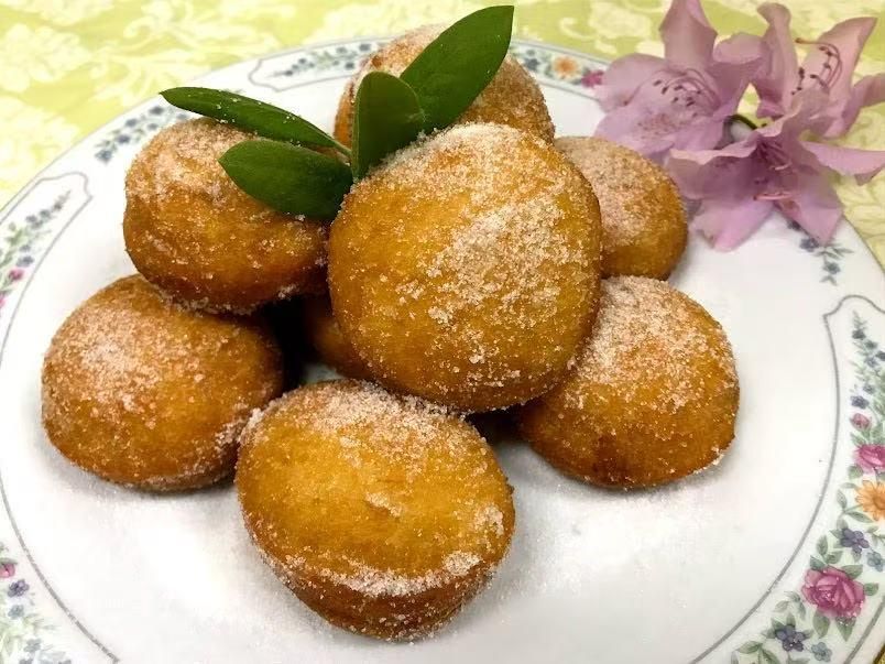 Fried sugar donuts with powdered sugar at Green Heaven - Chinese Restaurant in Holmes