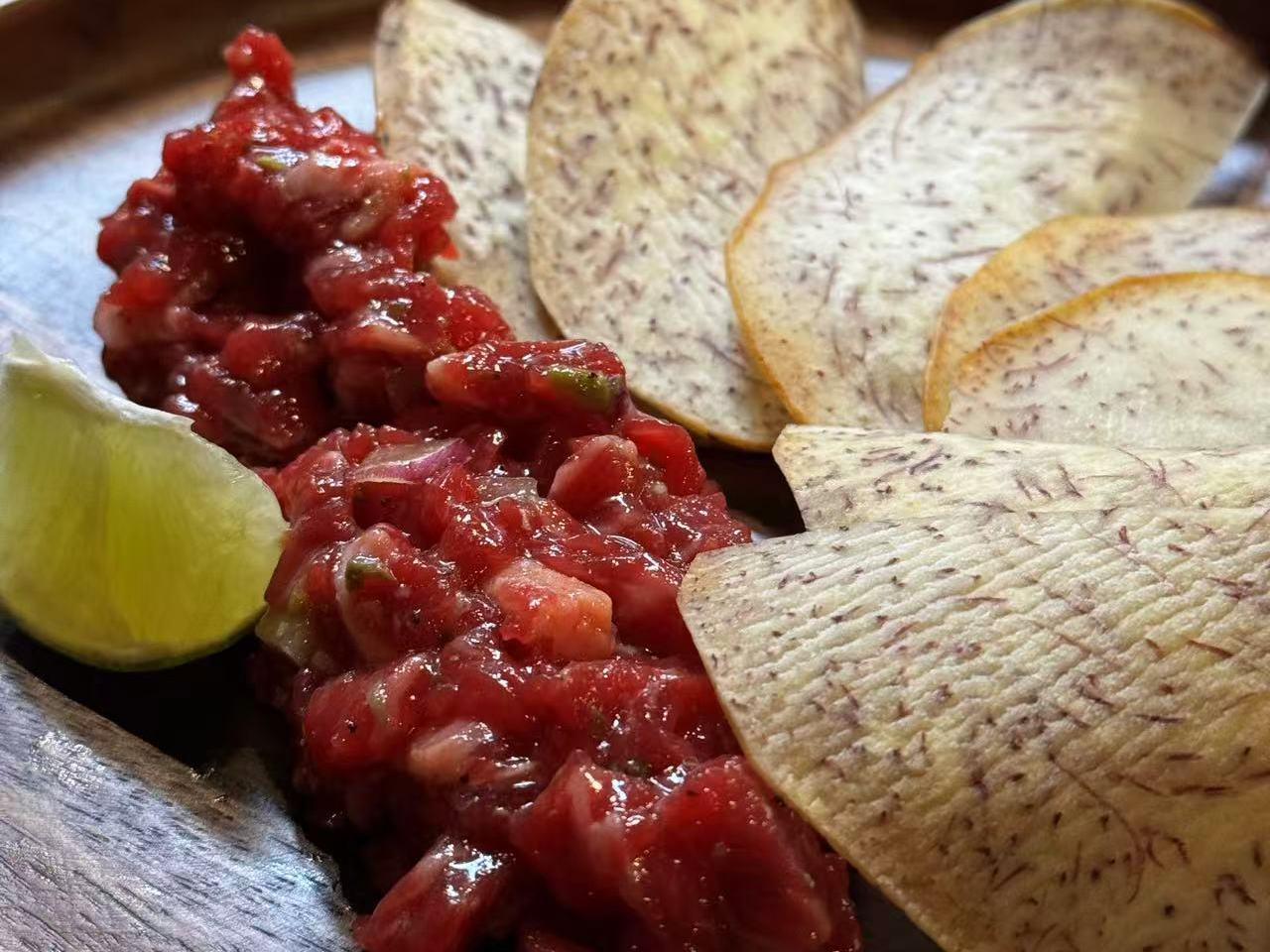 Steak tartare with taro chips at Hakkai Nigiri Bar & Tapas, a Japanese Restaurant in San Carlo