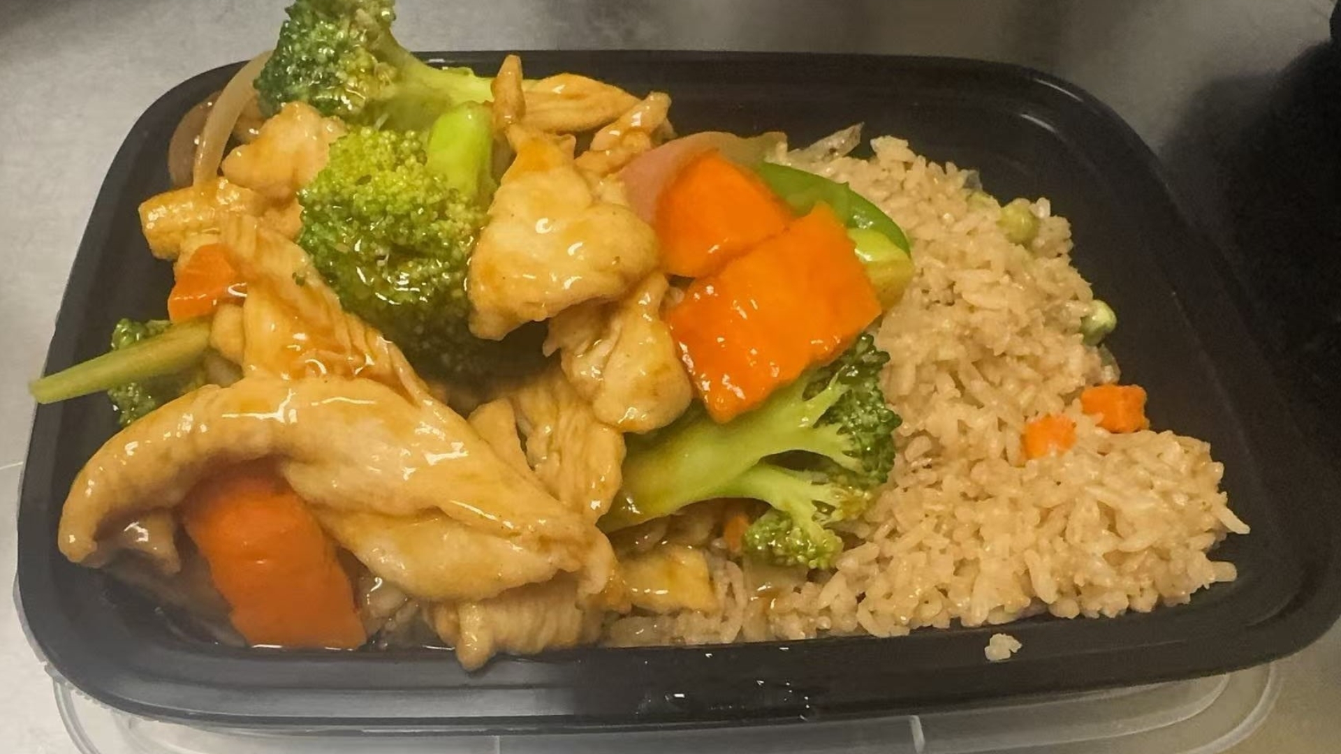 Hong-Kong-One-Chinese-Restaurant-Chicken-with-Vegetables-Rochester Chicken stir-fried with veggies and rice, a Chinese Restaurant in Rochester.