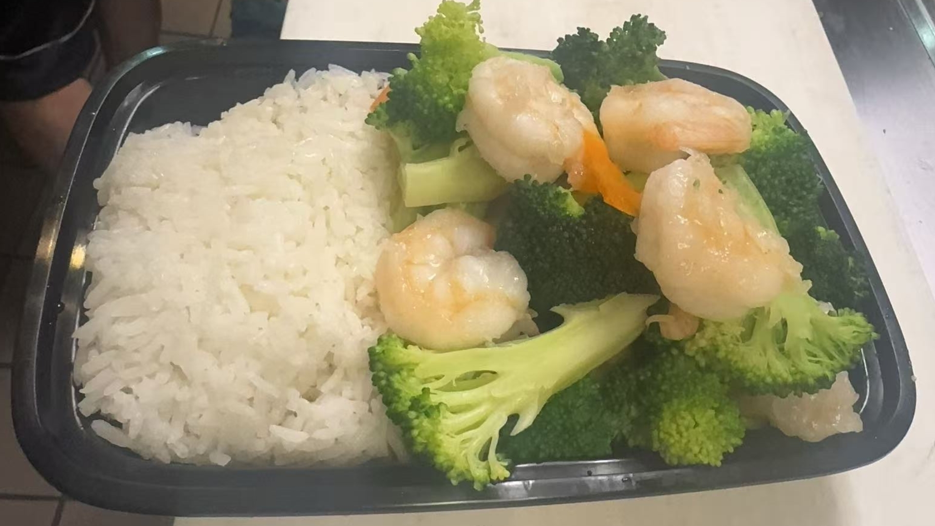 Hong-Kong-One-Chinese-Restaurant-Shrimp-with-Broccoli-Rochester Shrimp and broccoli with white rice, a Chinese Restaurant in Rochester.