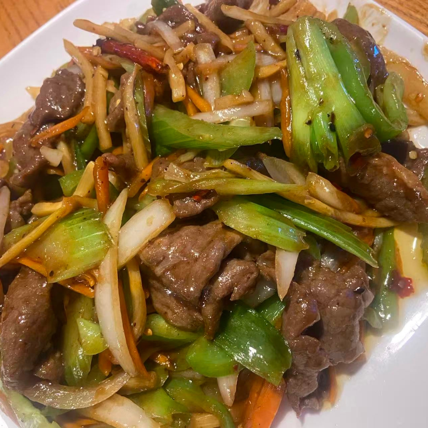 Stir-fried beef with celery, onion and chili