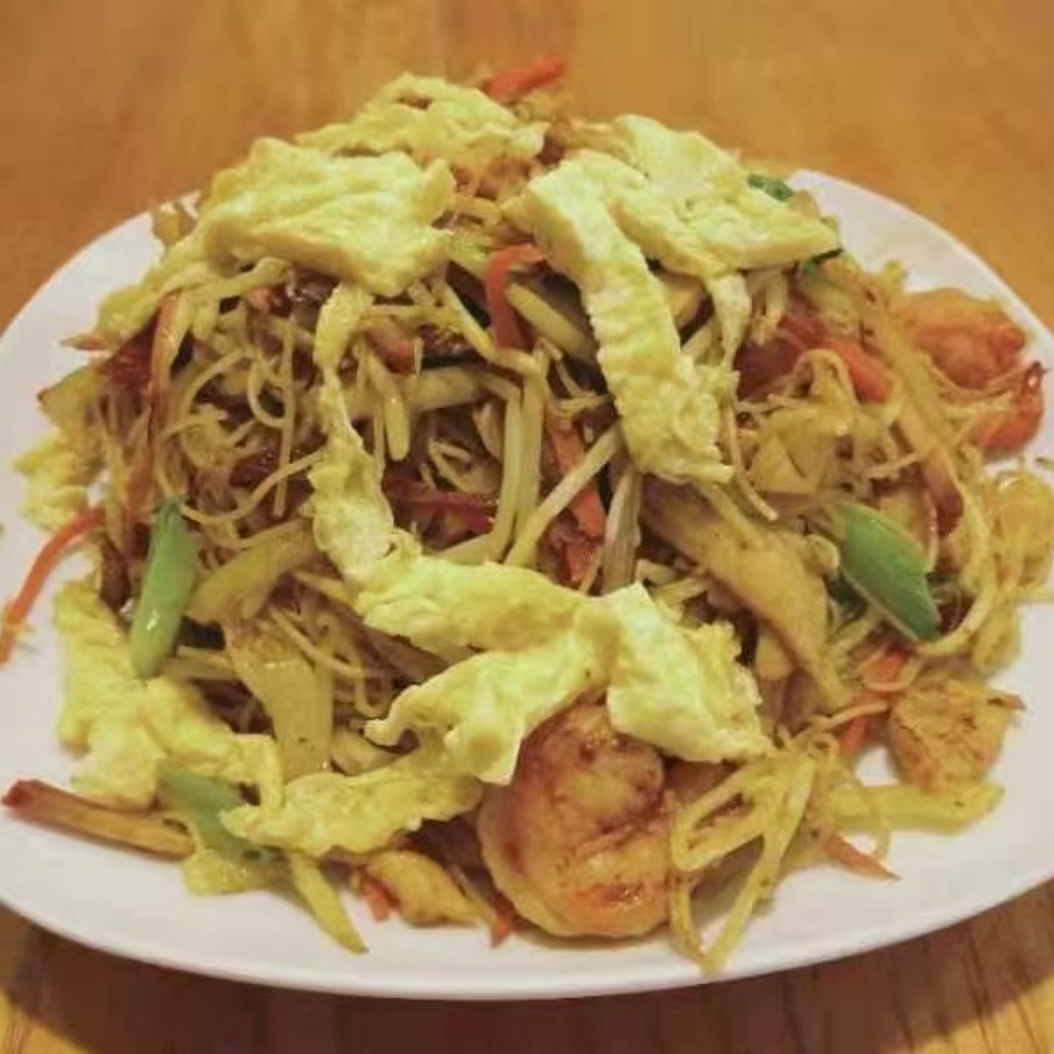 Stir-fried noodle with shrimp, egg and mixed vegetables