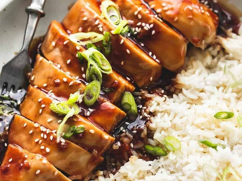 Hot-Spots-Eat-Fresh-Chinese-Restaurant-Teriyaki-Chicken-with-Rice-Denton Teriyaki Chicken slices with sesame seeds and green onions served with white rice at Hot Spots Eat Fresh, a Chinese Restaurant in Denton
