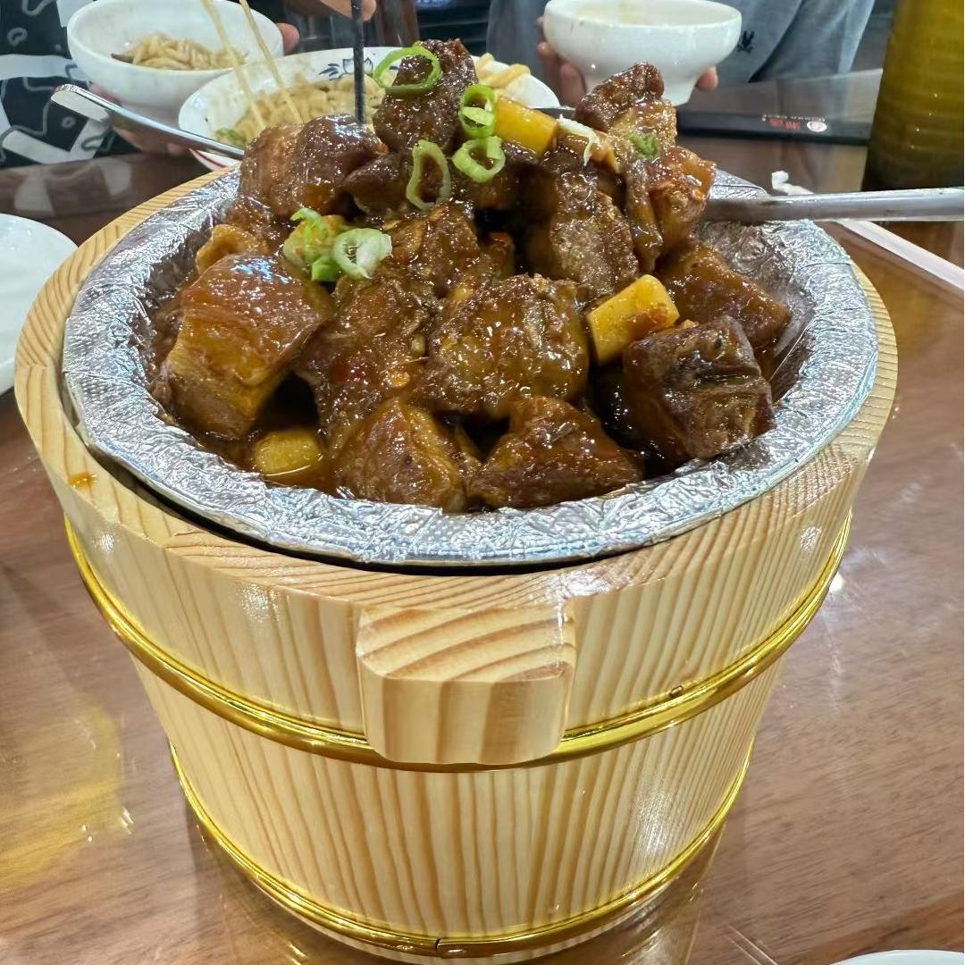 Hunan-Chef-湘遇(Carrollton)-Chinese-Restaurant-Braised-Pork-Belly-In-Wooden-Bucket-Carrollton Braised pork belly served in a wooden bucket at Hunan Chef Xiang Yu, a Chinese Restaurant in Carrollton