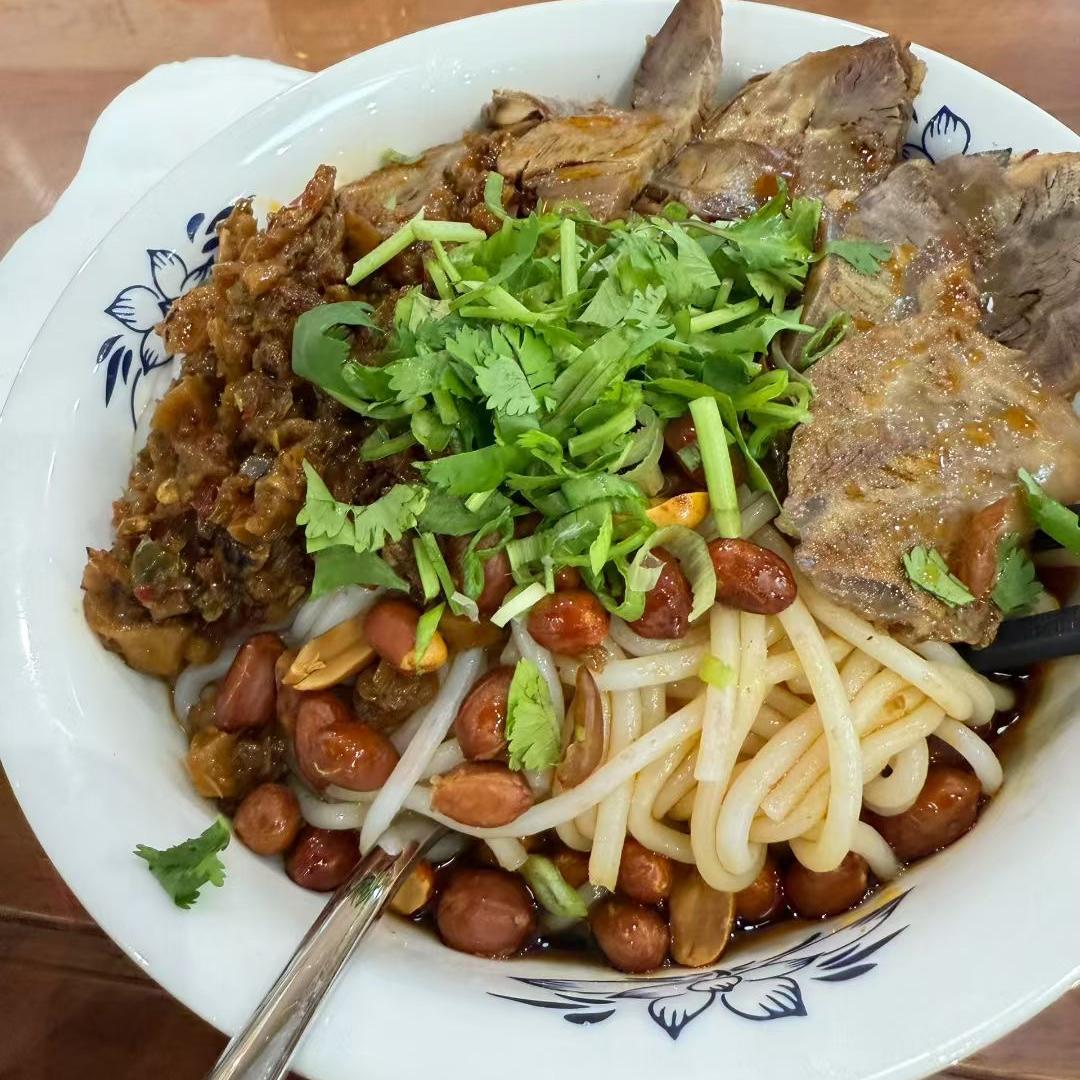Hunan-Chef-湘遇(Carrollton)-Chinese-Restaurant-Noodles-With-Meat-And-Peanuts-Carrollton Noodles topped with meat, peanuts and cilantro at Hunan Chef Xiang Yu, a Chinese Restaurant in Carrollton