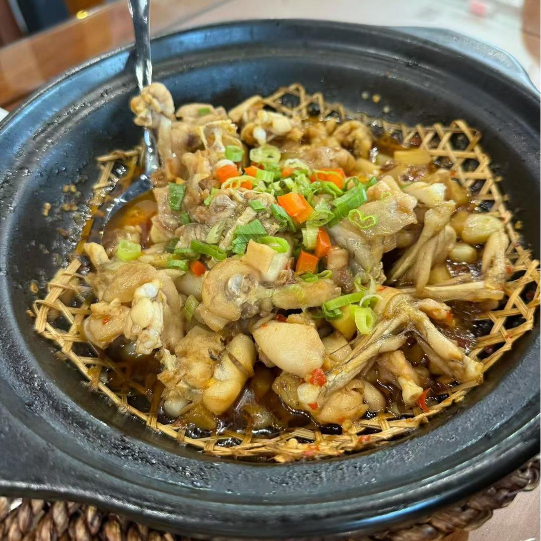 Hunan-Chef-湘遇(Carrollton)-Chinese-Restaurant-Sautéed-Frog-Carrollton Sautéed frog with vegetables in a clay pot at Hunan Chef Xiang Yu, a Chinese Restaurant in Carrollton