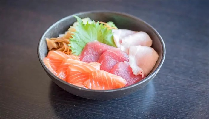 Chirashi bowl filled with assorted fresh sashimi at Ikoi Sushi，a Sushi Restaurant in San Rafael