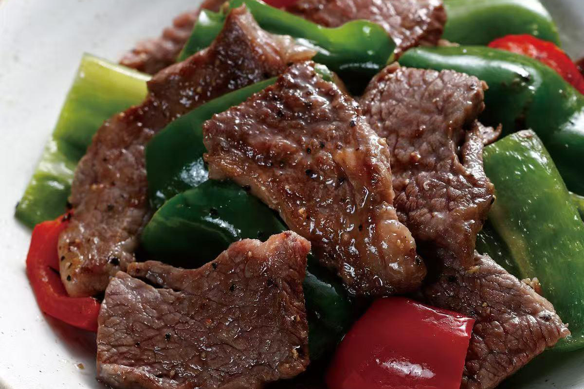 Sautéed beef slices with green and red bell peppers at Jackie Chan's Chinese Restaurant in Philadelphia