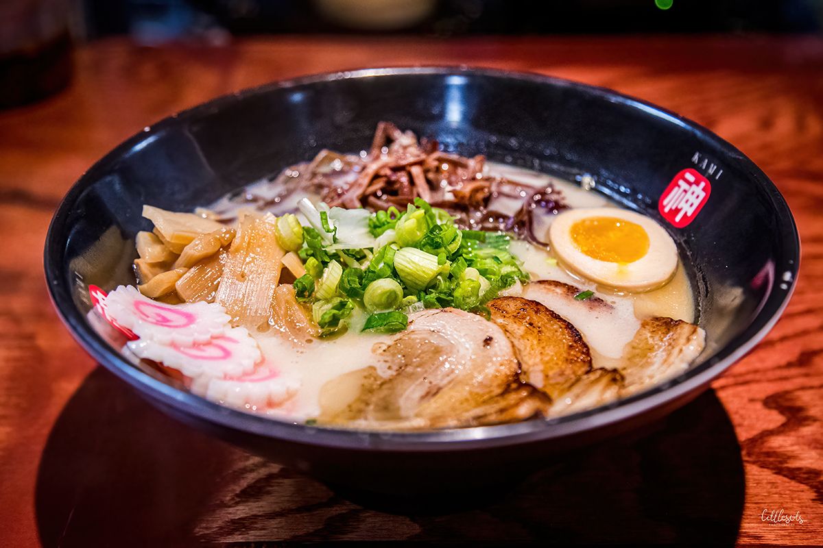 Classic tonkotsu chashu ramen with bamboo shoots and narutomaki at Kami Ramen & Sushi, a Japanese Restaurant in Humble。