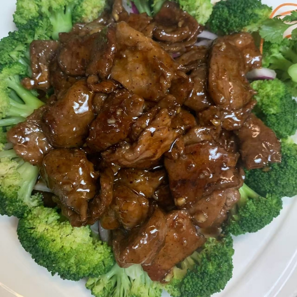 Black pepper beef stir‑fry served with fresh broccoli
