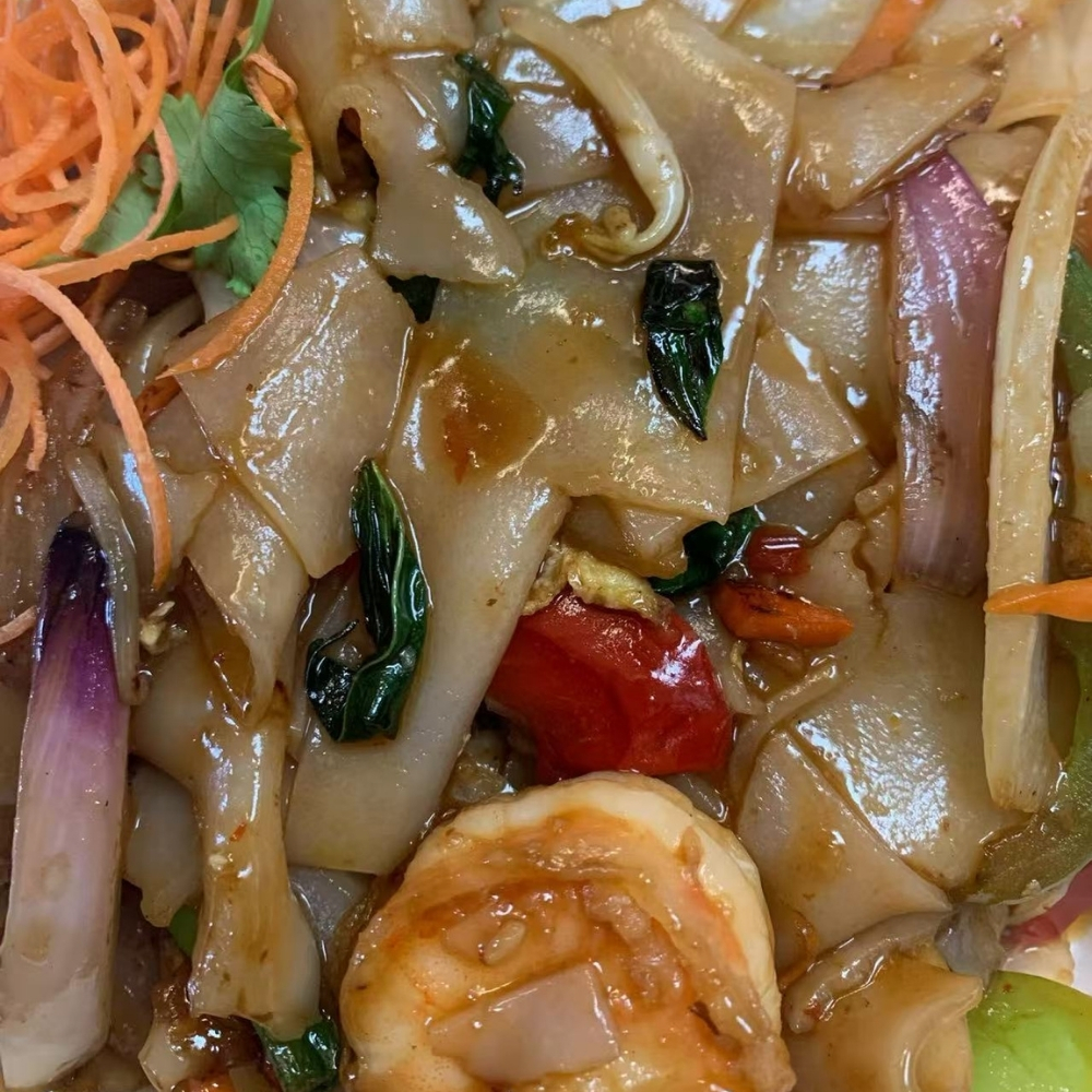 Shrimp drunken noodles stir‑fried with vegetables