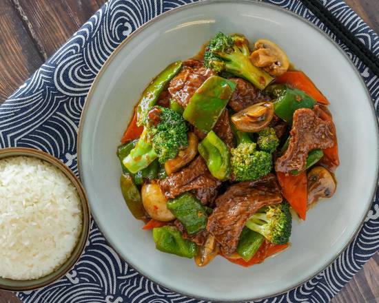 Koi-Wok-Inn-Chinese-restaurant-Beef-w.Garlic-Sauce-Boynton-Beach Spicy beef stir - fried with veggies in garlic sauce at Koi Wok Inn,a Chinese Restaurant in Boynton Beach