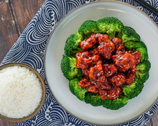 Koi-Wok-Inn-Chinese-restaurant-General-Tso's-Chicken-Boynton-Beach Crispy chicken in sweet - spicy sauce, with broccoli at Koi Wok Inn,a Chinese Restaurant in Boynton Beach