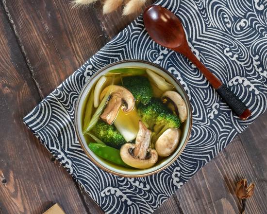 Koi-Wok-Inn-Chinese-restaurant-Vegetable-Soup-Boynton-Beach Clear soup with veggies and mushrooms at Koi Wok Inn,a Chinese Restaurant in Boynton Beach